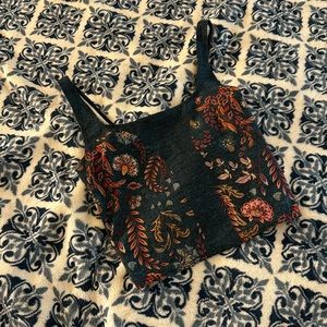 Yoga Democracy om tank in festival denim